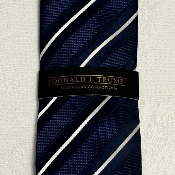 ELEGANT DONALD TRUMP SIGNATURE COLLECTION BLUE BLACK AND WHITE STRIPE DRESS TIE - Picture 4 of 5
